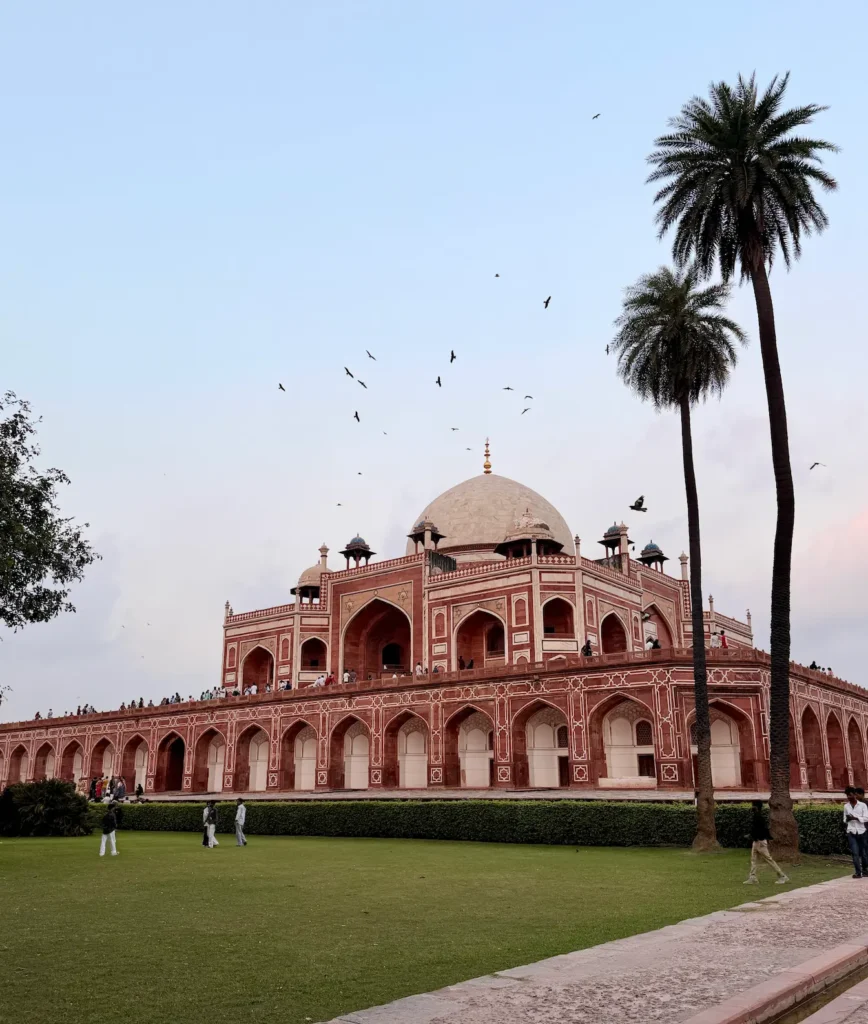 A sweeping view of Humayun's tomb 